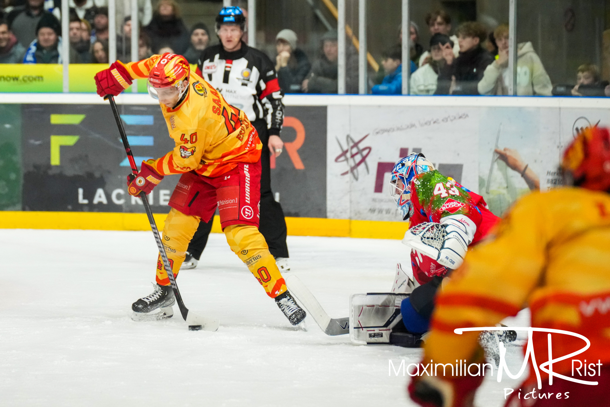 GER, Ravensburg Towerstars vs. ESV Kaufbeuren, Eishockey, DEL2, 32. Spieltag, Spielzeit 2024/2024,  30.12.23