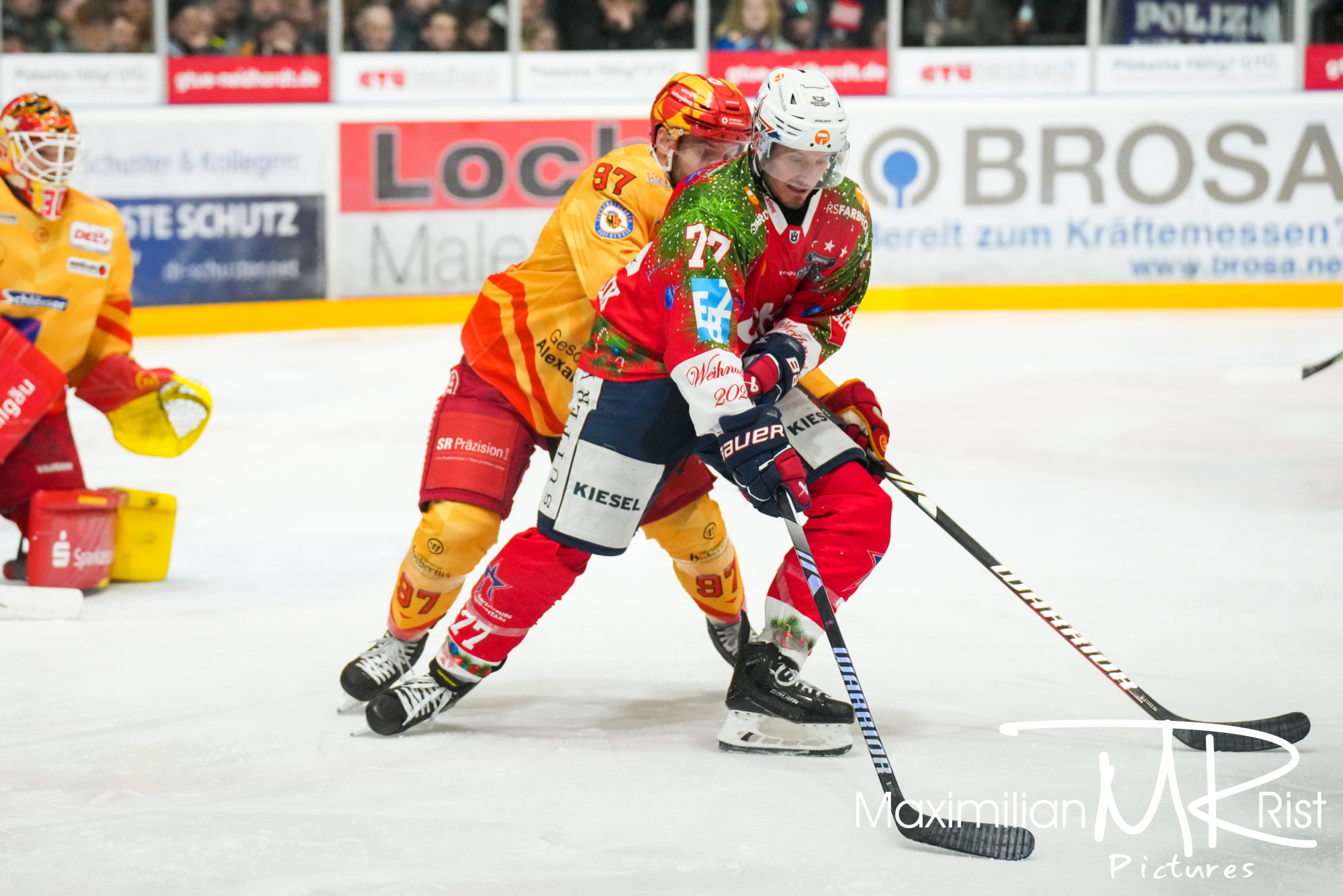 GER, Ravensburg Towerstars vs. ESV Kaufbeuren, Eishockey, DEL2, 32. Spieltag, Spielzeit 2024/2024,  30.12.23