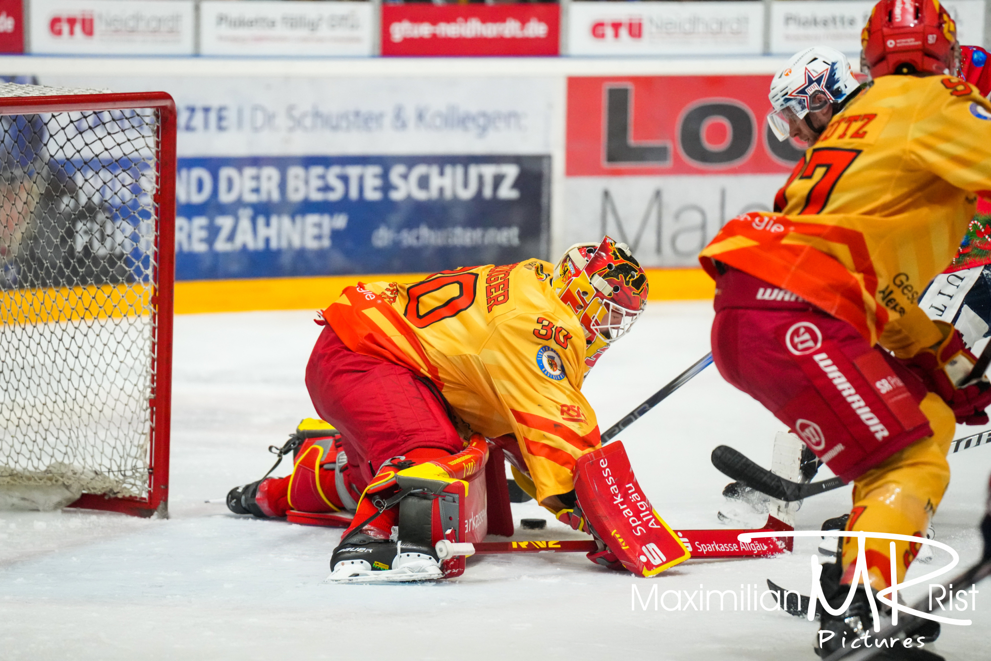 GER, Ravensburg Towerstars vs. ESV Kaufbeuren, Eishockey, DEL2, 32. Spieltag, Spielzeit 2024/2024,  30.12.23