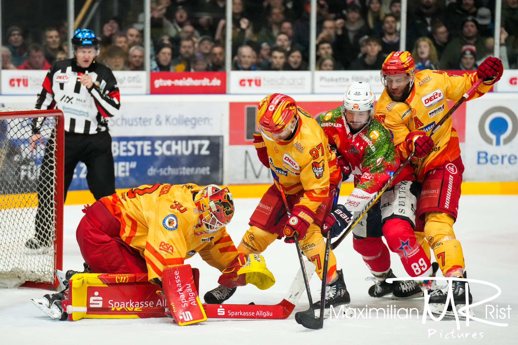 GER, Ravensburg Towerstars vs. ESV Kaufbeuren, Eishockey, DEL2, 32. Spieltag, Spielzeit 2024/2024,  30.12.23