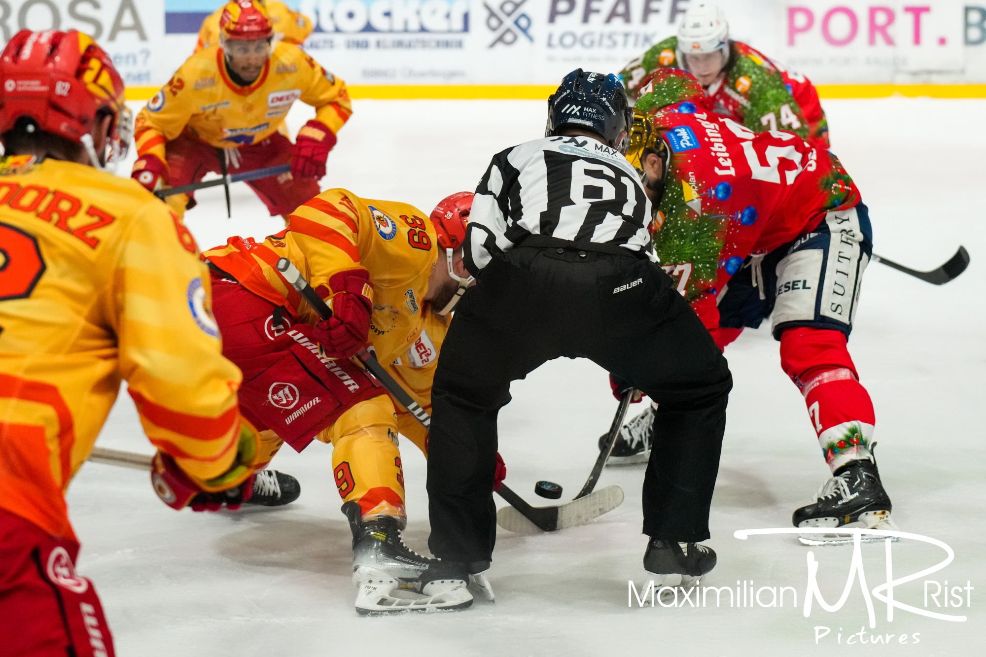 GER, Ravensburg Towerstars vs. ESV Kaufbeuren, Eishockey, DEL2, 32. Spieltag, Spielzeit 2024/2024,  30.12.23