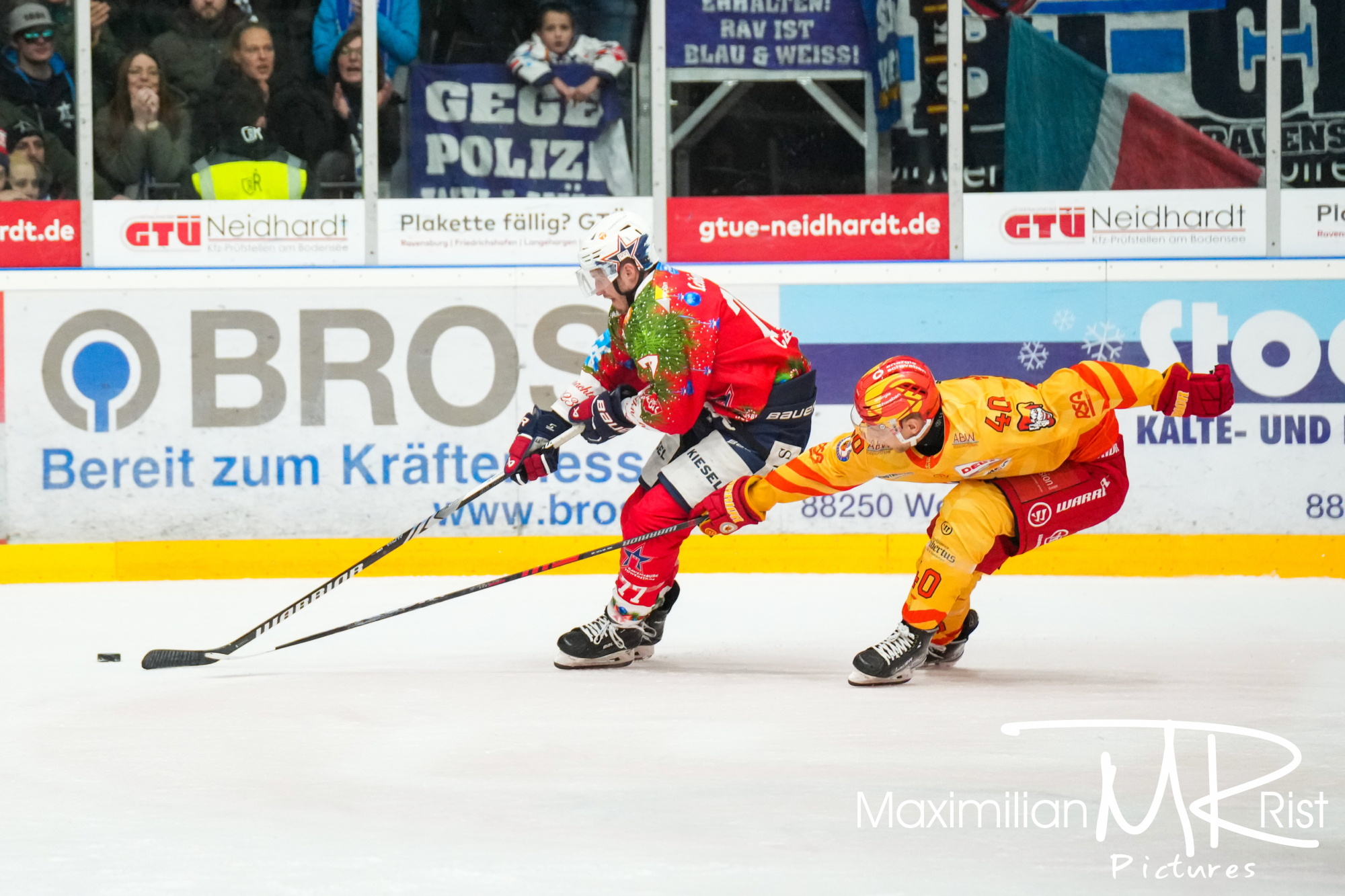 GER, Ravensburg Towerstars vs. ESV Kaufbeuren, Eishockey, DEL2, 32. Spieltag, Spielzeit 2024/2024,  30.12.23