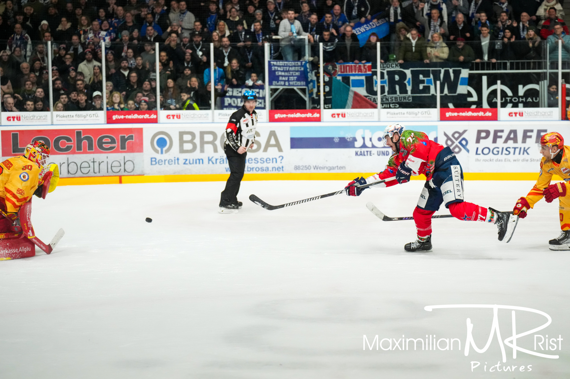GER, Ravensburg Towerstars vs. ESV Kaufbeuren, Eishockey, DEL2, 32. Spieltag, Spielzeit 2024/2024,  30.12.23