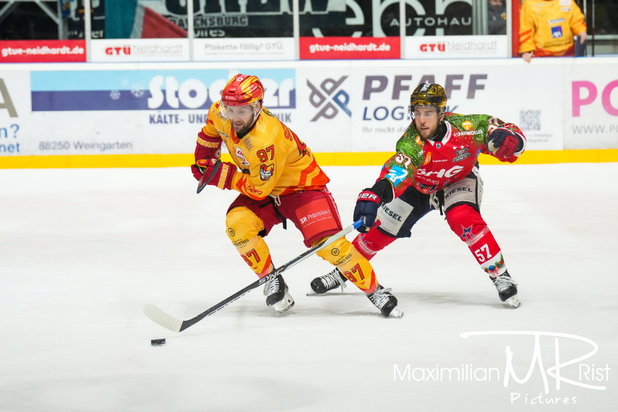 GER, Ravensburg Towerstars vs. ESV Kaufbeuren, Eishockey, DEL2, 32. Spieltag, Spielzeit 2024/2024,  30.12.23