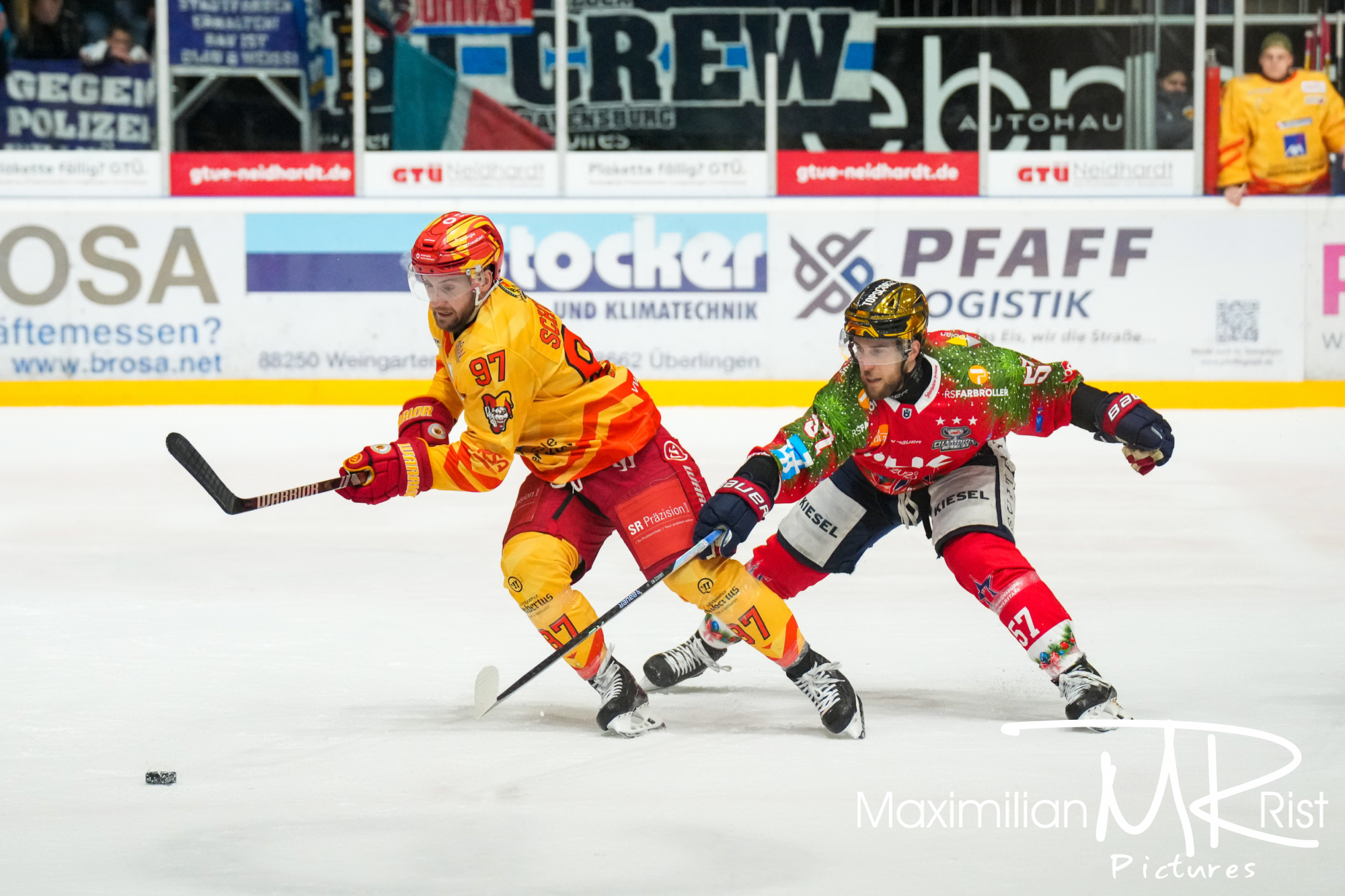 GER, Ravensburg Towerstars vs. ESV Kaufbeuren, Eishockey, DEL2, 32. Spieltag, Spielzeit 2024/2024,  30.12.23