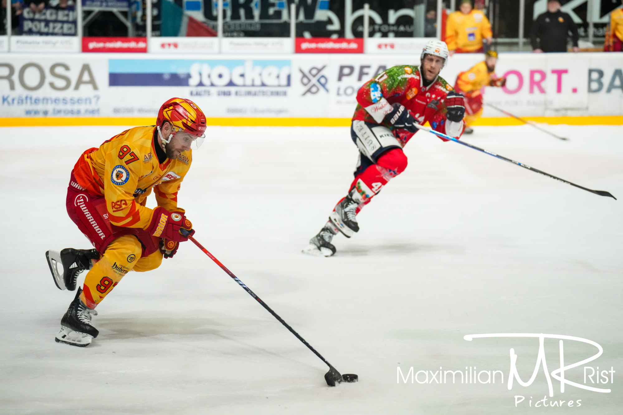 GER, Ravensburg Towerstars vs. ESV Kaufbeuren, Eishockey, DEL2, 32. Spieltag, Spielzeit 2024/2024,  30.12.23