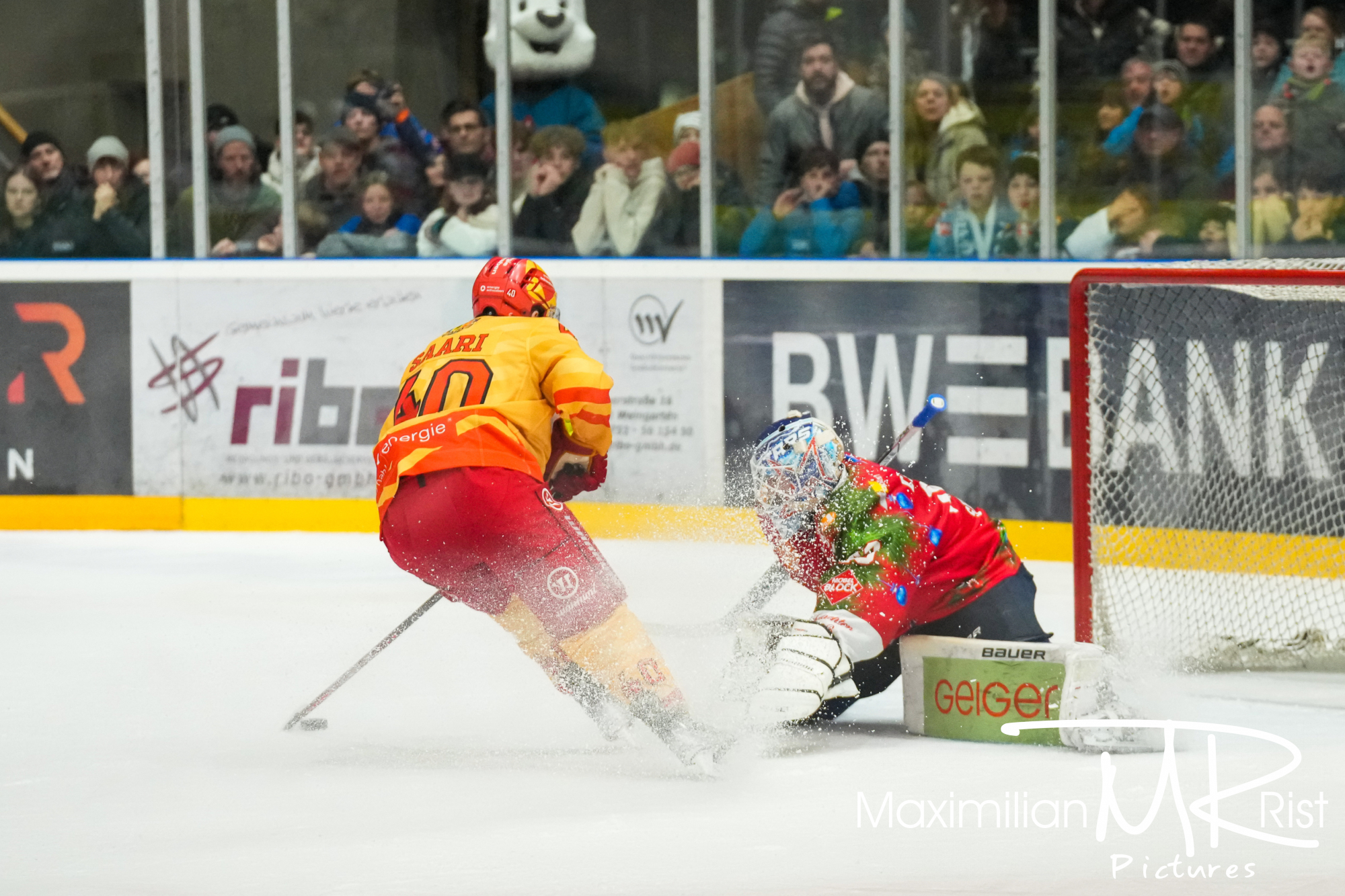 GER, Ravensburg Towerstars vs. ESV Kaufbeuren, Eishockey, DEL2, 32. Spieltag, Spielzeit 2024/2024,  30.12.23