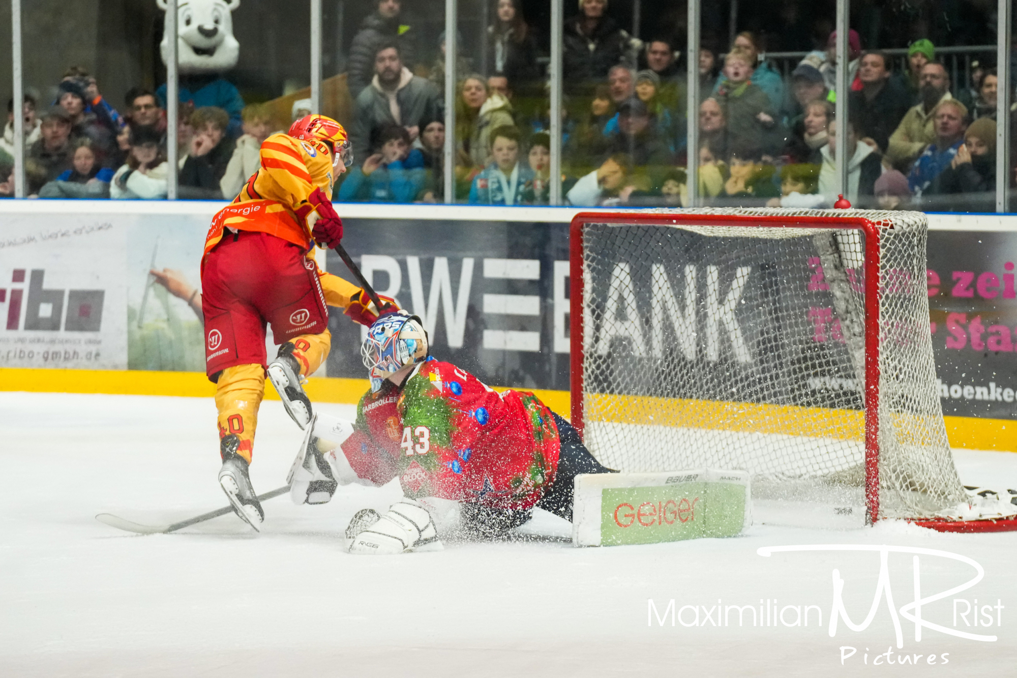 GER, Ravensburg Towerstars vs. ESV Kaufbeuren, Eishockey, DEL2, 32. Spieltag, Spielzeit 2024/2024,  30.12.23