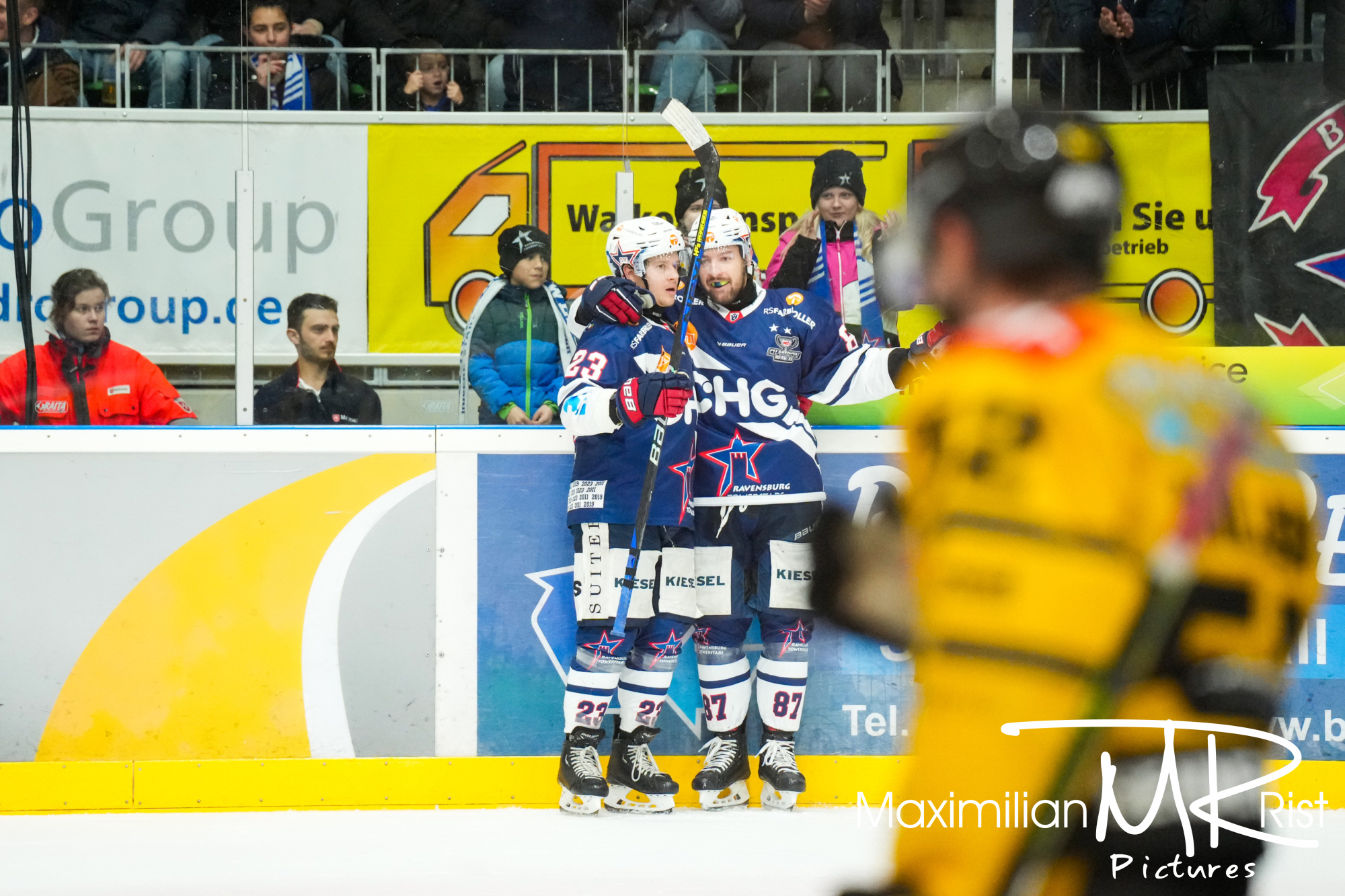 GER, Ravensburg Towerstars vs. Krefeld Pinguine, Eishockey, DEL2, 12. Spieltag, Spielzeit 2024/2024,  08.12.23