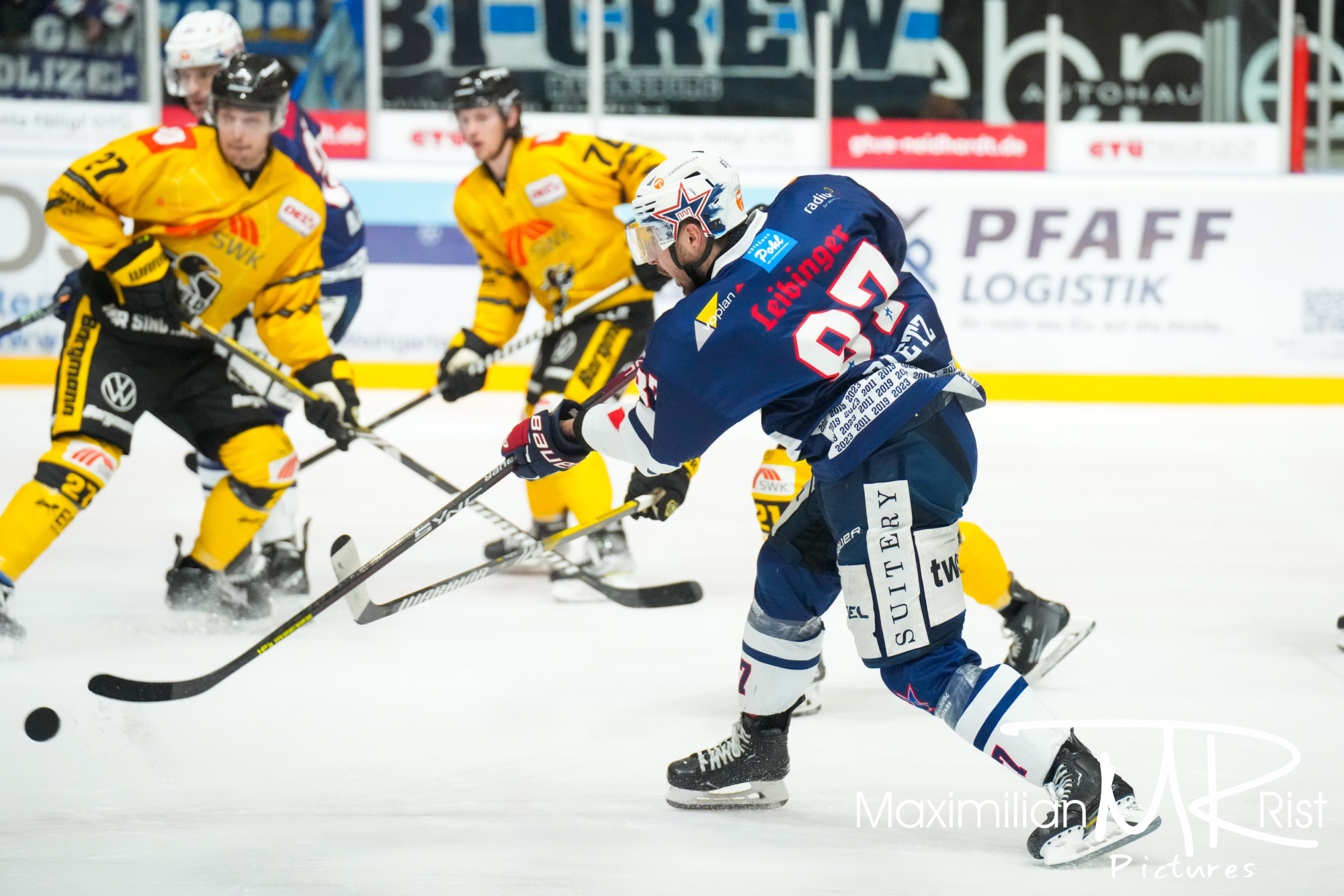 GER, Ravensburg Towerstars vs. Krefeld Pinguine, Eishockey, DEL2, 12. Spieltag, Spielzeit 2024/2024,  08.12.23
