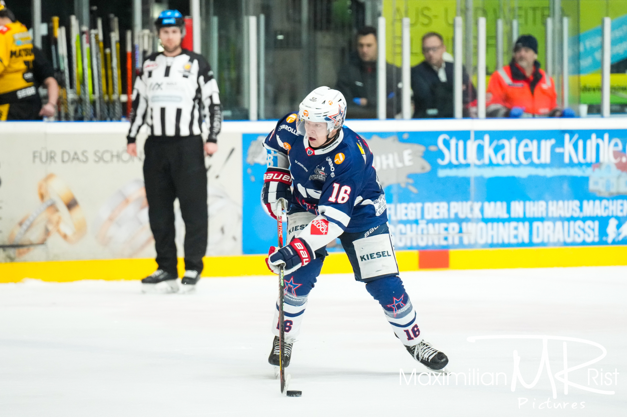 GER, Ravensburg Towerstars vs. Krefeld Pinguine, Eishockey, DEL2, 12. Spieltag, Spielzeit 2024/2024,  08.12.23